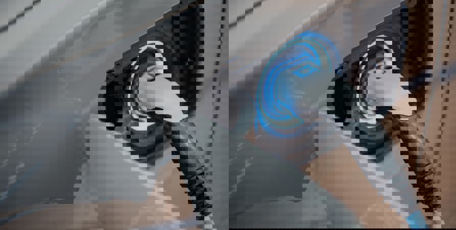 Elladdning pågår i en bil. 