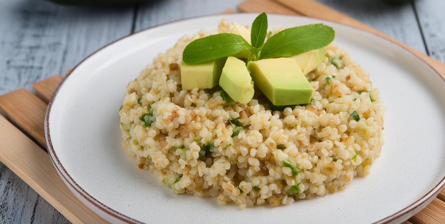 En tallrik med bulgursallad och avokado som symboliserar hälsosam mat.